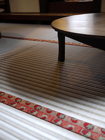 �����~�y